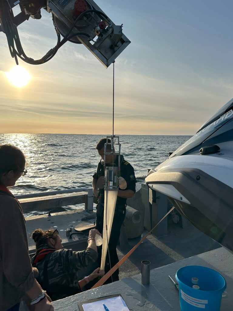 Djurplankton provtagning med Clarke Bumpus håv. Foto. Sara Peilot